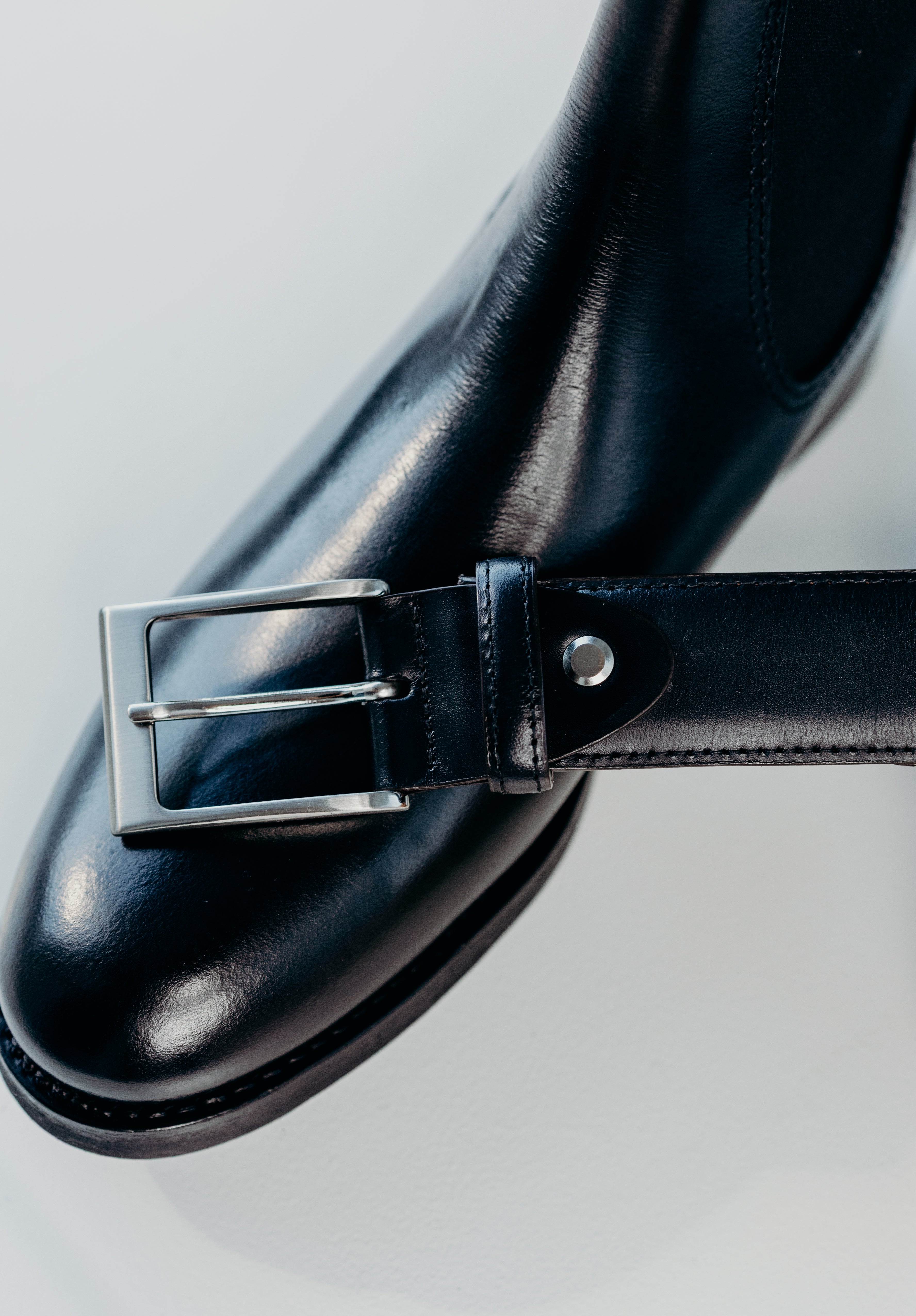Matsort bælte i blødt kalveskind til sort Chelsea boot og sort Penny loafer